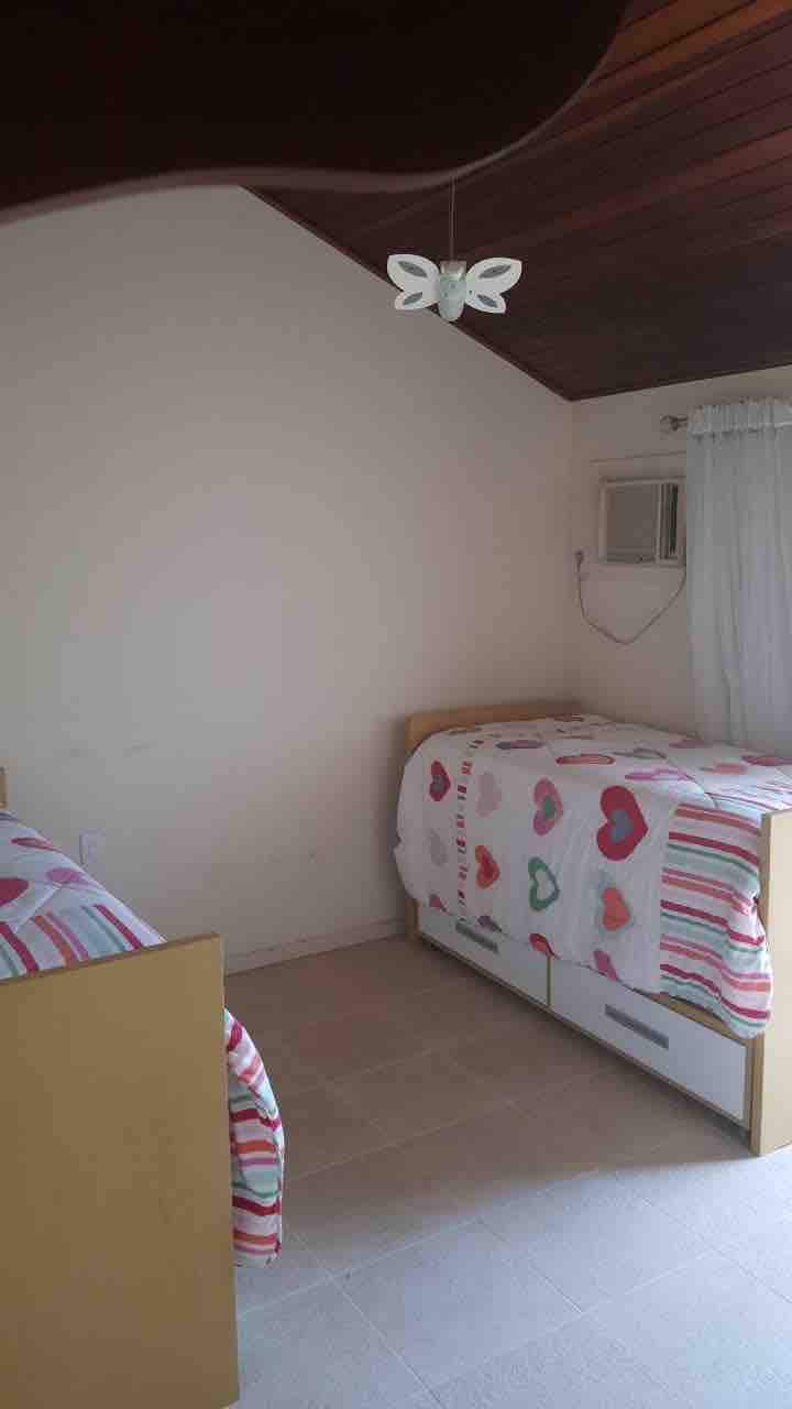 جناح واحد مكون من طابقين مع 4 أسرّة وخزانة وشرفة.