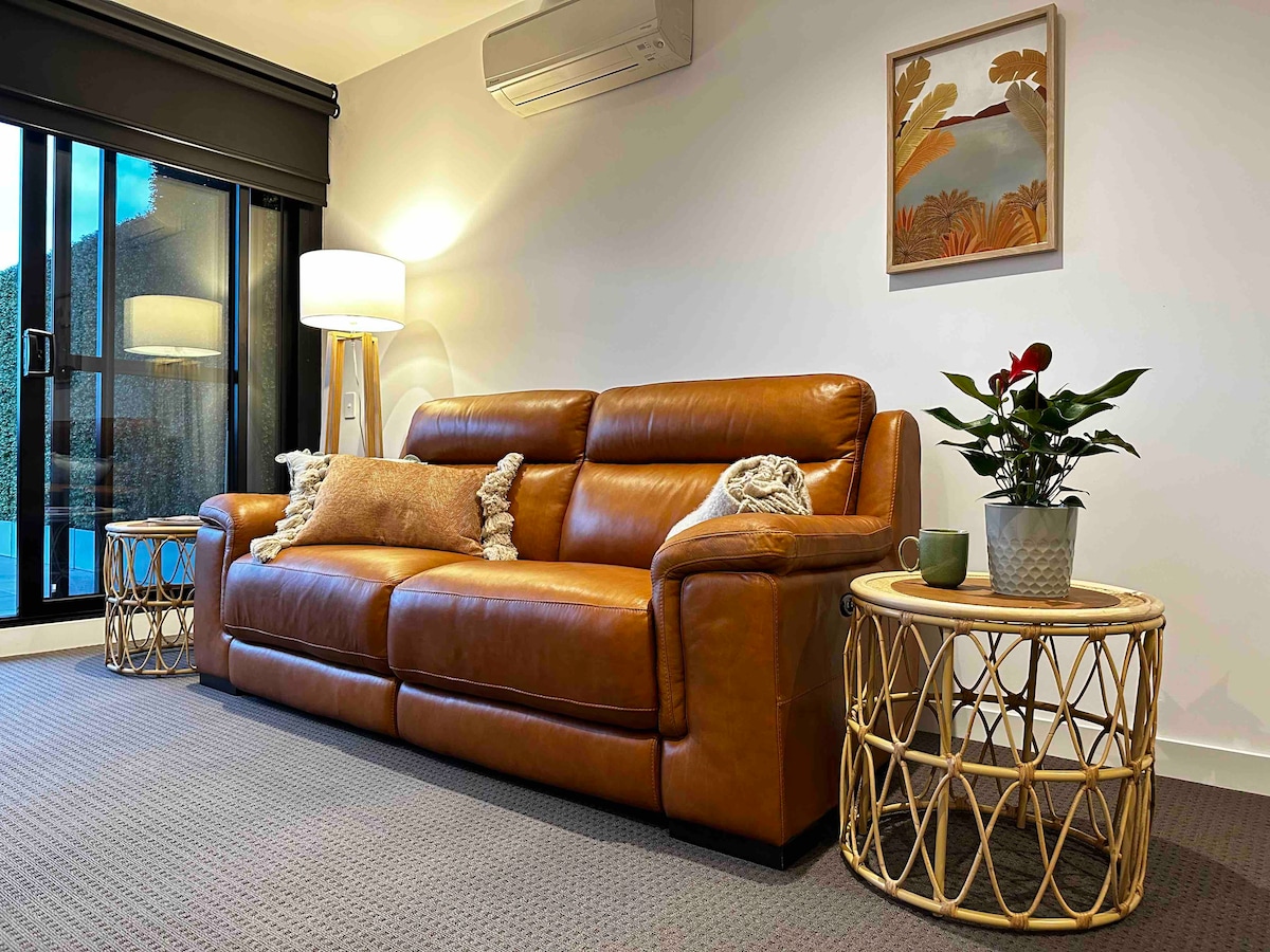 Top performing Airbnb: Billy’s Lookout, Bay Views! CBD Geelong Waterfront in Geelong