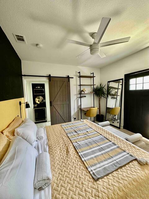 Private King Suite, Private Courtyard & Fast Wi-Fi