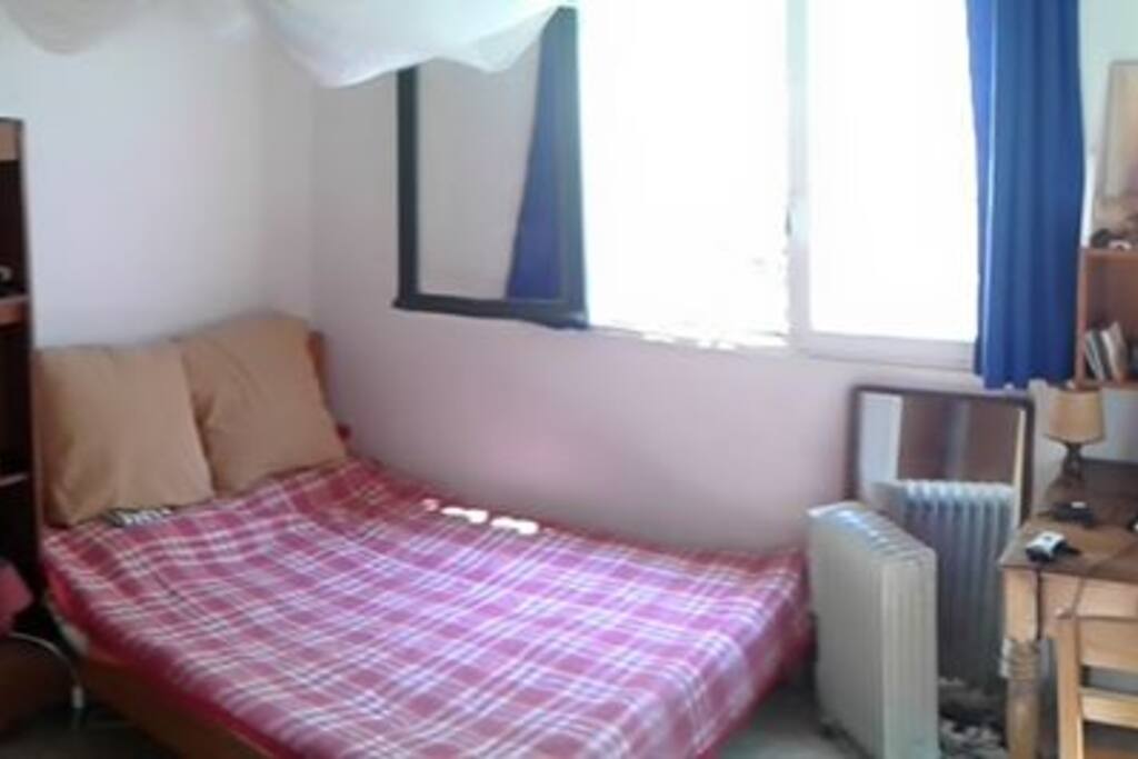 Chambre simple mais confortable, avec salle de bain attenante, wc séparés, rangements, penderie, table de travail…