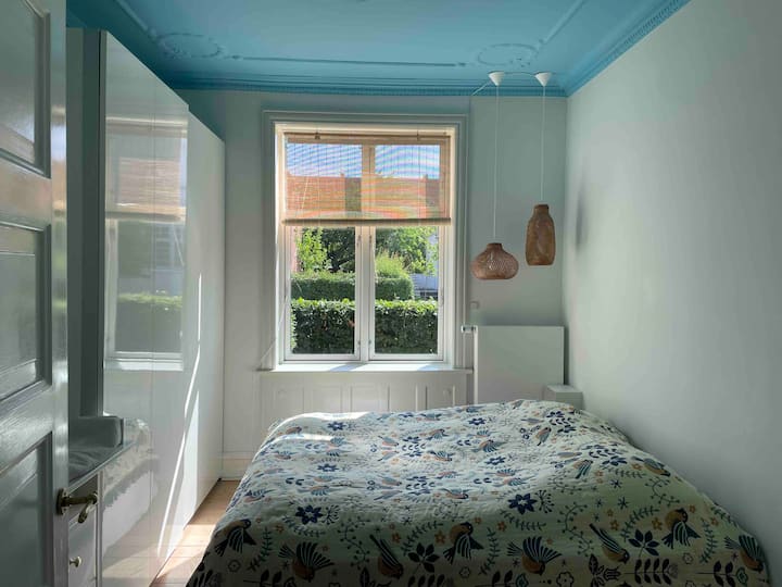 Sovrum med dubbelsäng och skötbord.