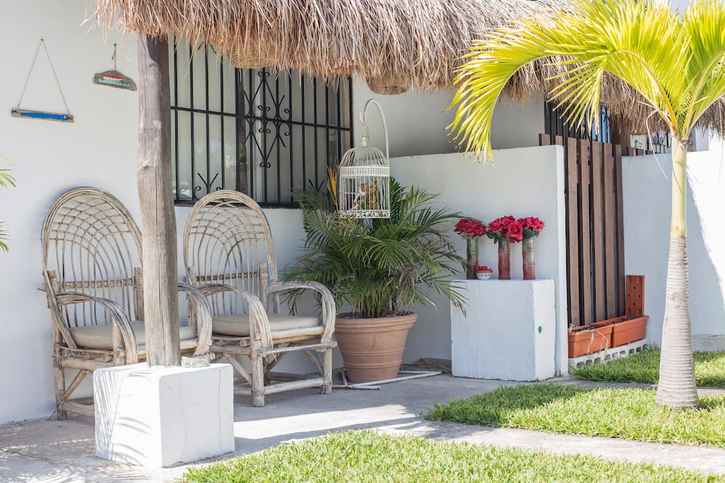 OM Condominium: Patio y Jardin con sillones para gozar de tu relax