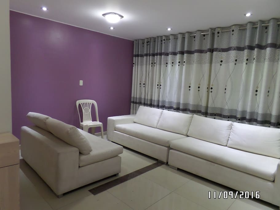 Escritorio y Closet en Sala que puede ser un tercer dormitorio con 2 sillones muy cómodos.