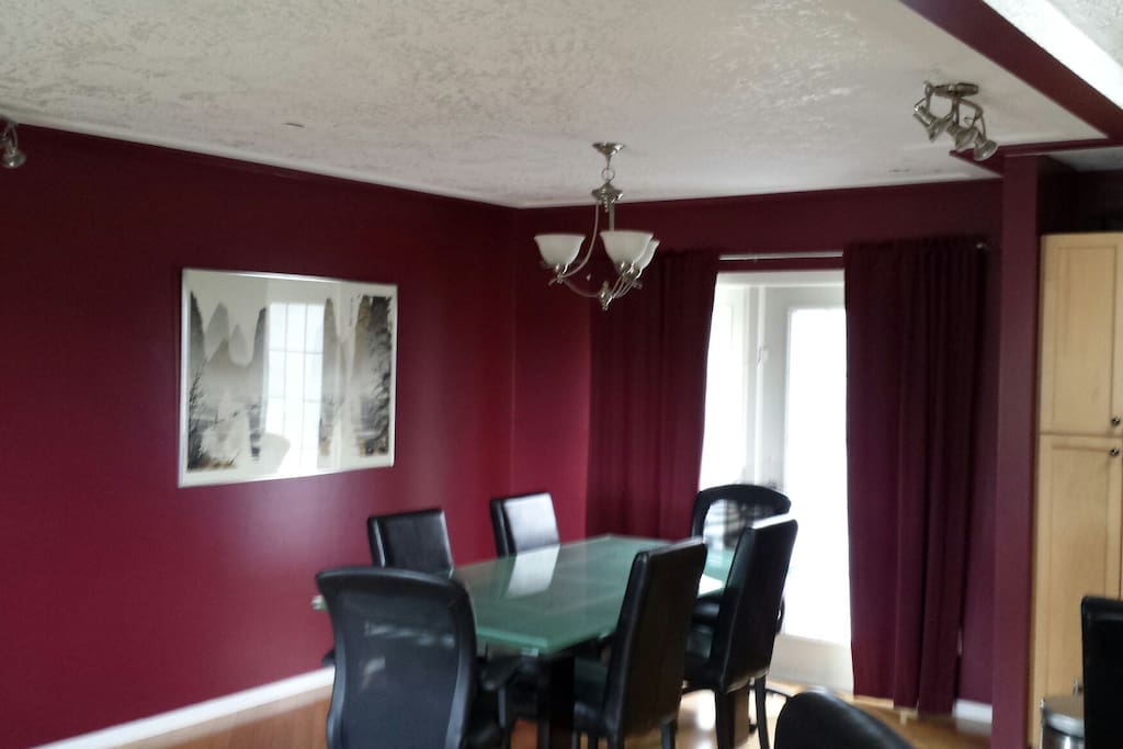 Dining room with comfortable leather chairs