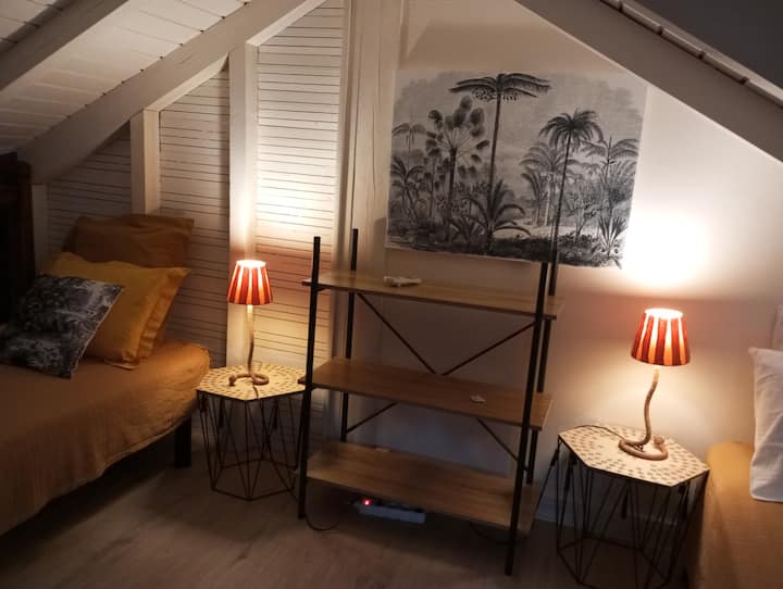 Mezanine yenye kiyoyozi yenye vitanda viwili 90 