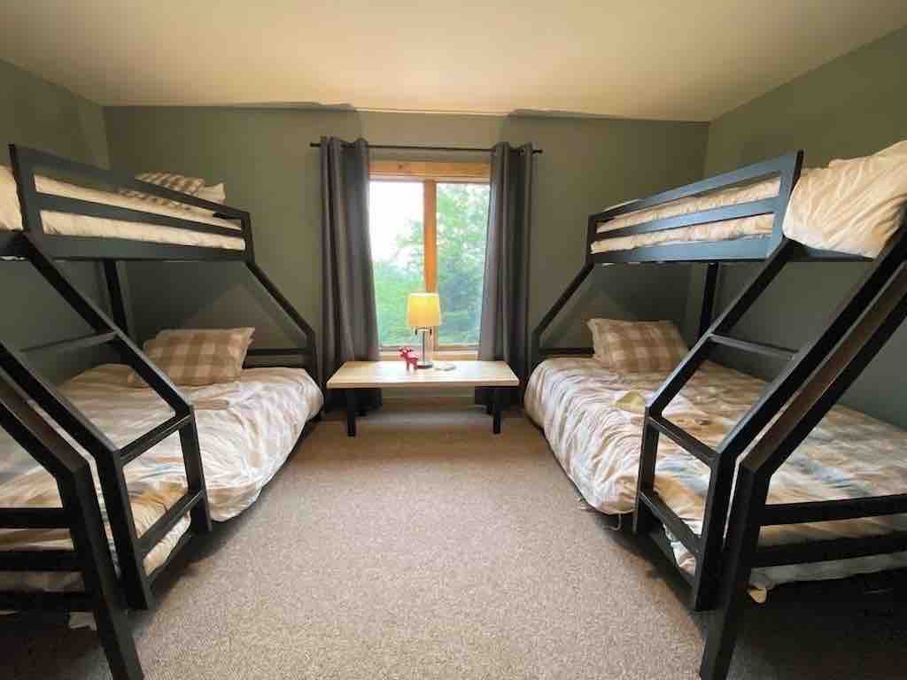 Cupp's Cabin 6 BR - NWR - Easy Walk to Slope - Houses for Rent in