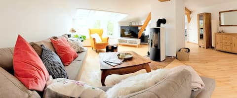 Sunny penthouse with fireplace, sauna & terrace