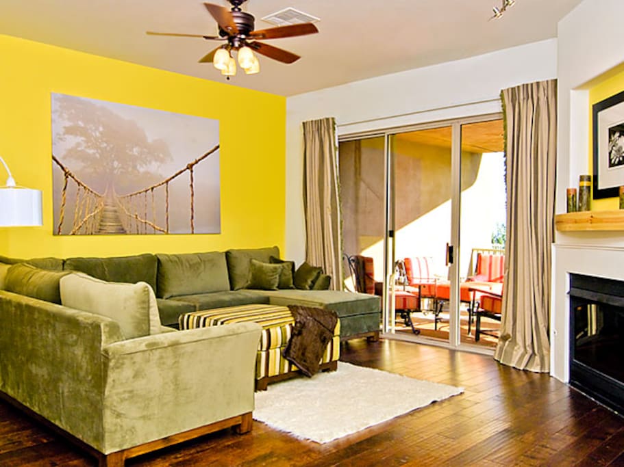 Common living room, please feel free to hang out.