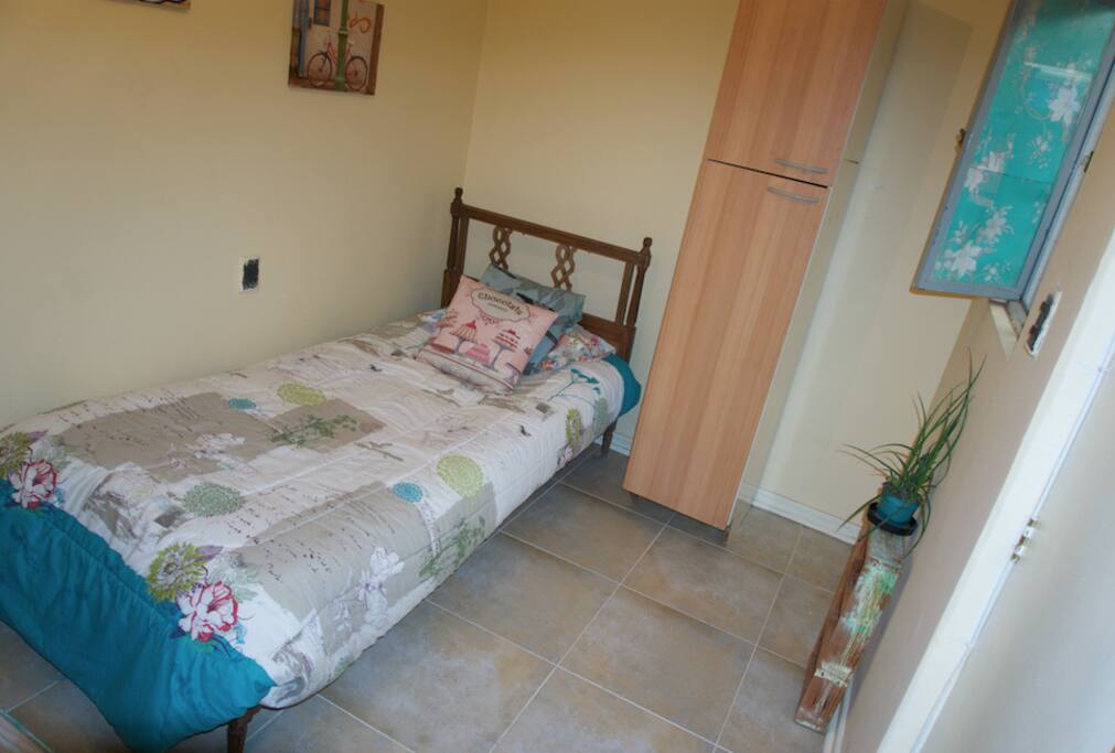 - Cama de una plaza 1/2