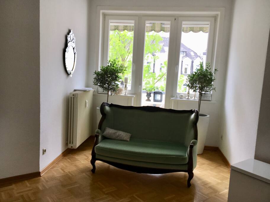 Wohnzimmerblick nach draussen. Kleiner Westbalkon