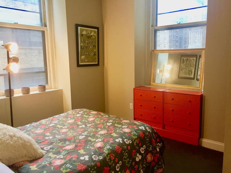 Bedroom w/ 1 full bed