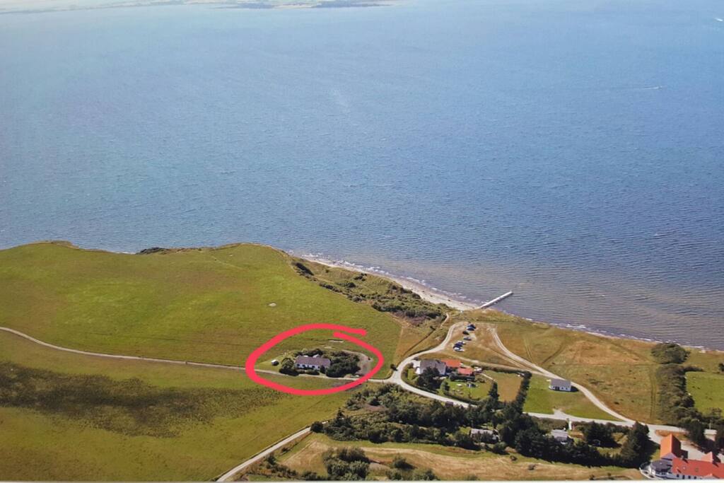 Luftfoto. Beliggenhed i Ertebølle. Huset er i den røde cirkel