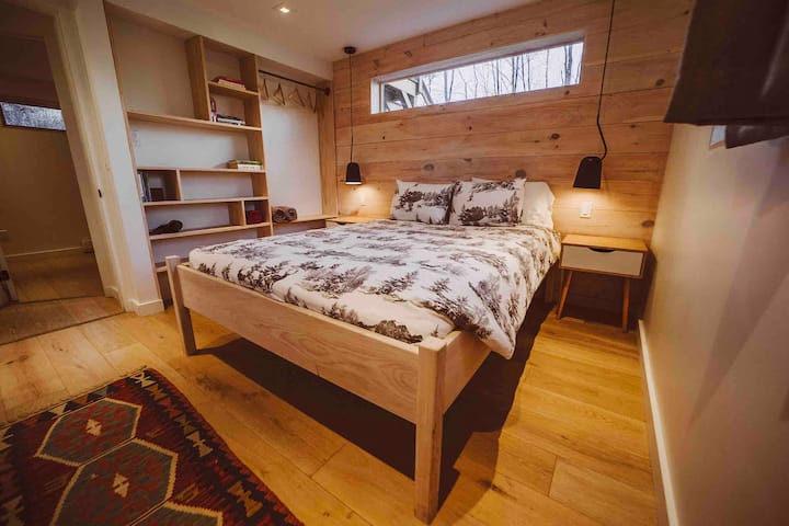 Basement bedroom - Queen size bed.