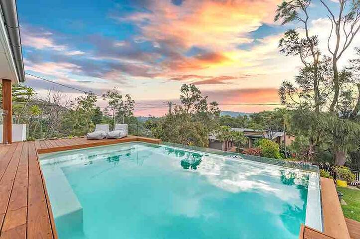 Villa style home w/ heated pool 3min walk to beach gallery image 3