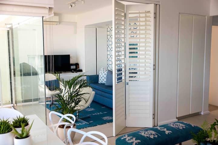 โซฟาเปลี่ยนเป็นเตียงคู่ บานประตูหน้าต่างปิดสนิทเพื่อความเป็นส่วนตัวและบังมู่ลี่และเครื่องปรับอากาศให้ความสะดวกสบายมากขึ้น 