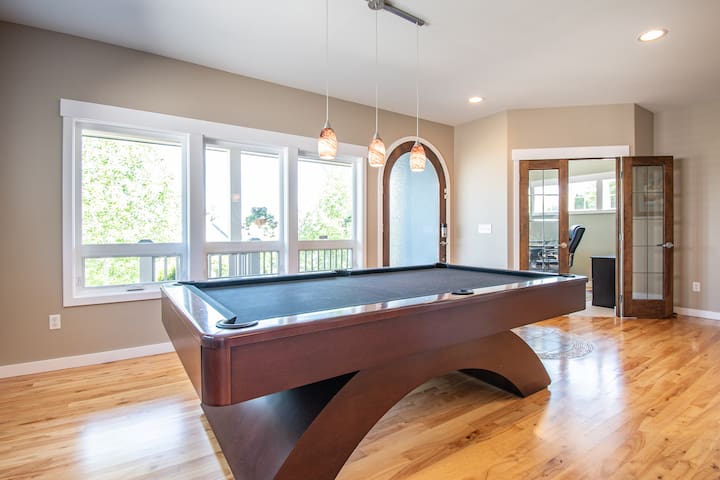 Beautiful Seattle Home in Quiet Magnolia gallery image 5