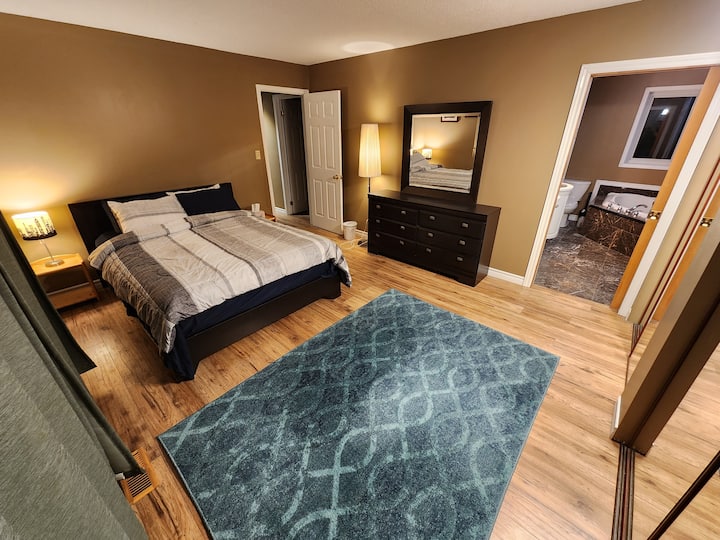 Dormitorio principal superior con baño adjunto y balcón privado