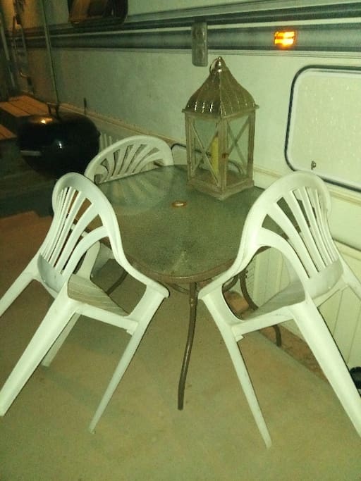 out door table and chairs