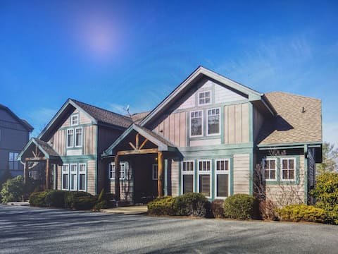 Successful Airbnb property: Available10/21$199nt till 11/15 FallColors Sleeps8 in Foscoe