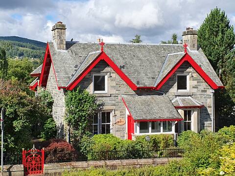 Pet Friendly Relaxing Home + Garden & Fireplace