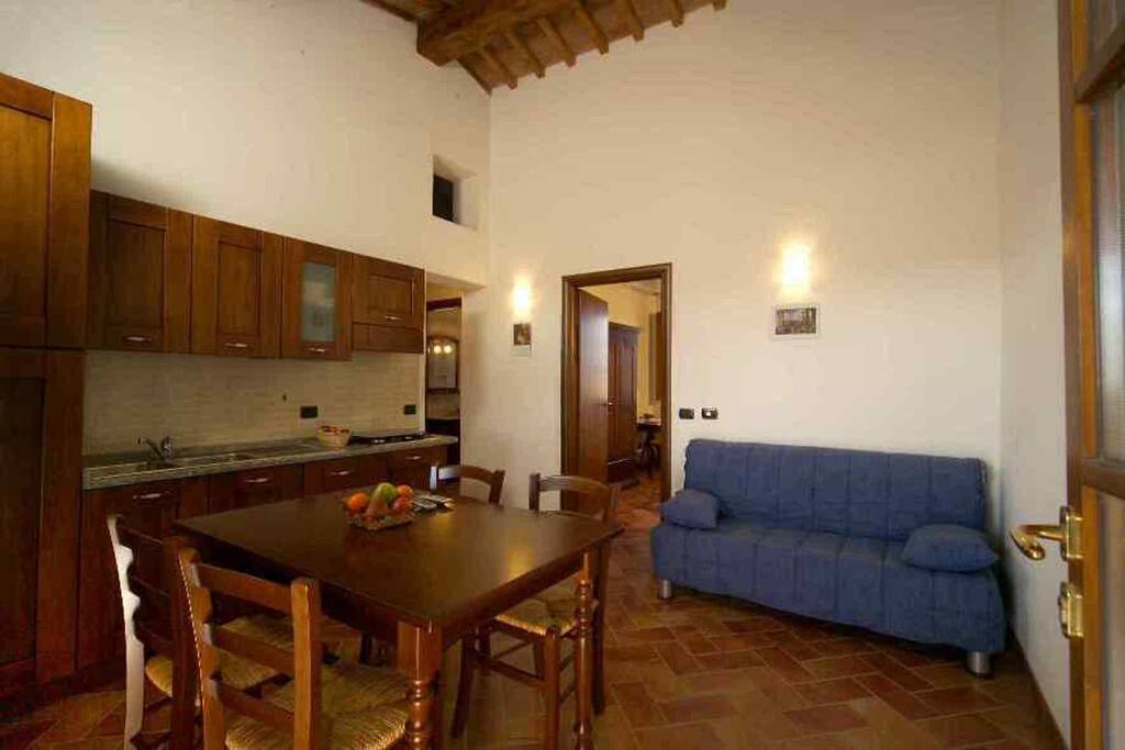 cucina soggiorno con divano letto matrimoniale