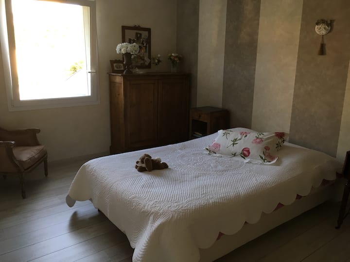 一楼卧室床140/200电视