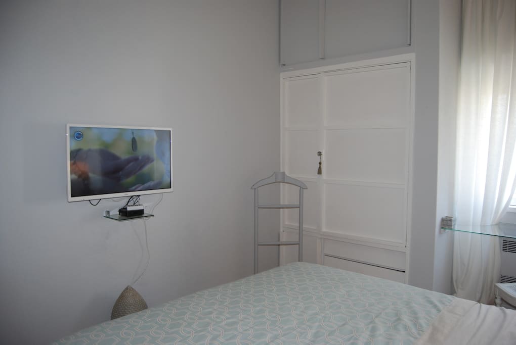 D.Mighel Bedroom TV with more than 200 Channels Primium Movie Channel and pack of 1900 Movies for free Çloset and Draws