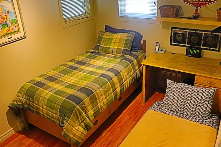 L'une des chambre avec lit simple   où l'on peut ajouter un matelas  additionnel sur le plancher si il est nécessaire  de le faire !