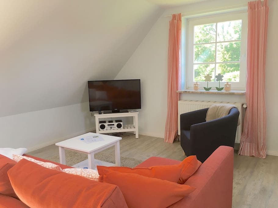 Die gemütliche Eck-Couch lädt zum Hineinkuscheln ein und dient auch als vollwertiges Doppelbett 160x200