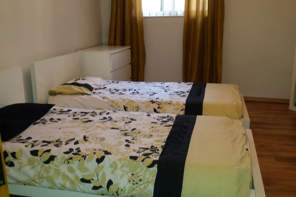2nd bedroom, 2 single beds