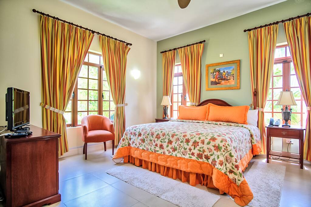 Bedroom 4 - Kingston: King size bed, Ensuite bathroom with shower/bathtub combo, Telephone, Cable TV, Safe, Hairdryer, Garden view