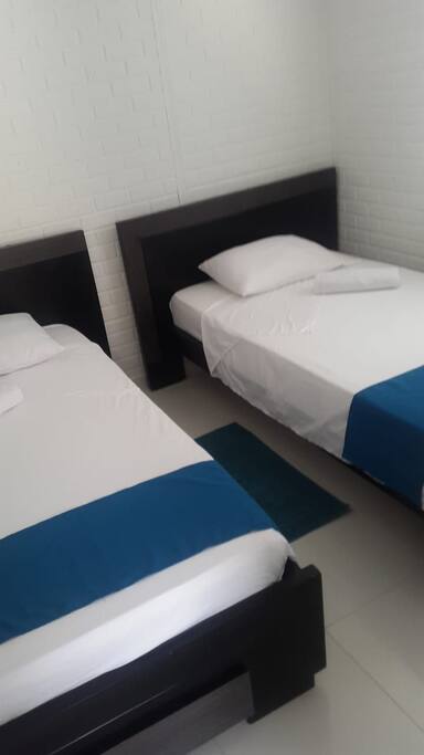 Habitación con dos camas sencillas!