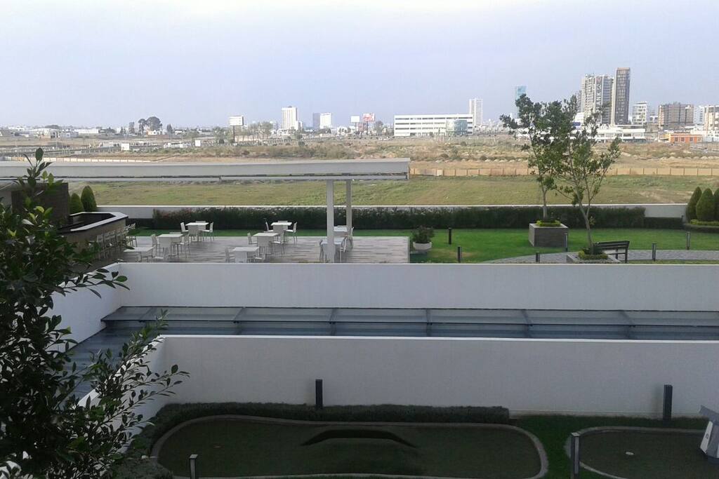 Golf para niños y terraza para eventos.