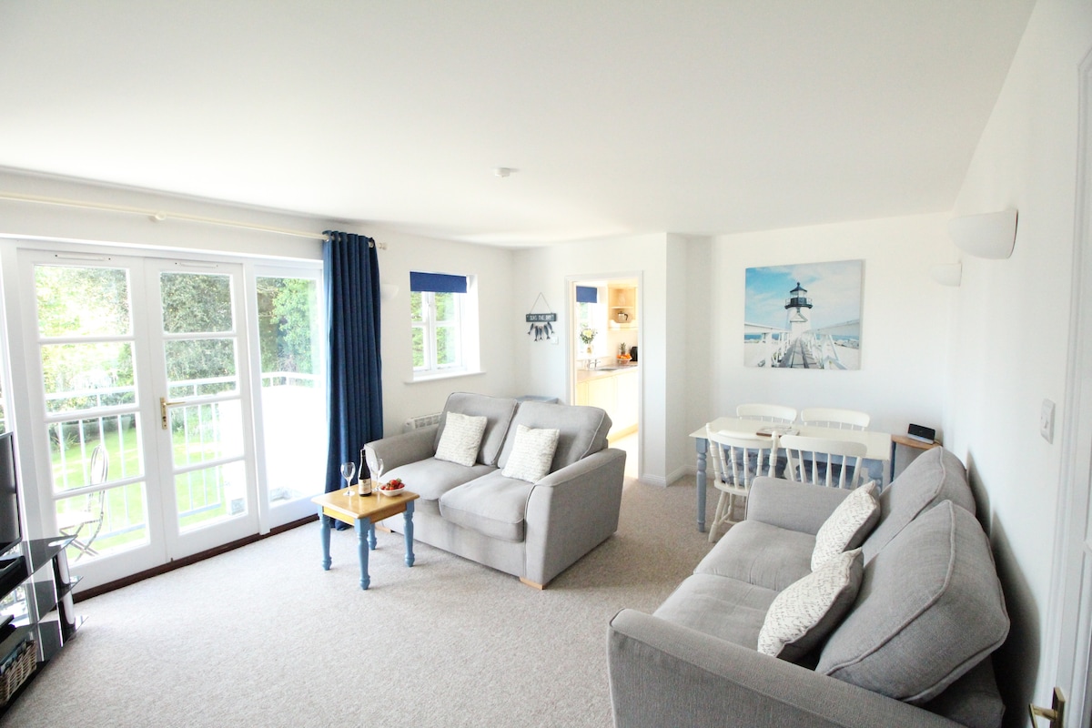 Top performing Airbnb: Oysters. Short walk from Swanpool Beach. Parking in Falmouth