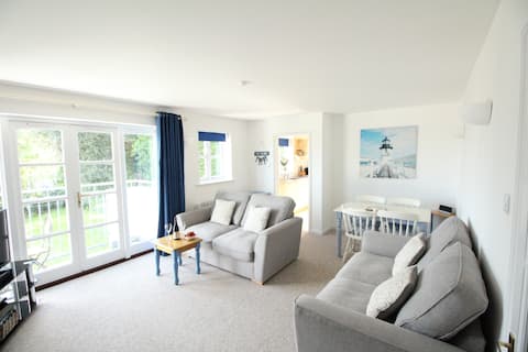 Top performing Airbnb: Oysters. Short walk from Swanpool Beach. Parking in Falmouth