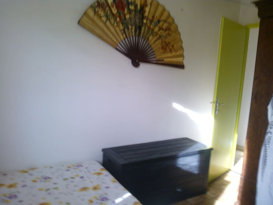 Chambre 2 avec volet rideau et moustiquaire à la fenêtre !