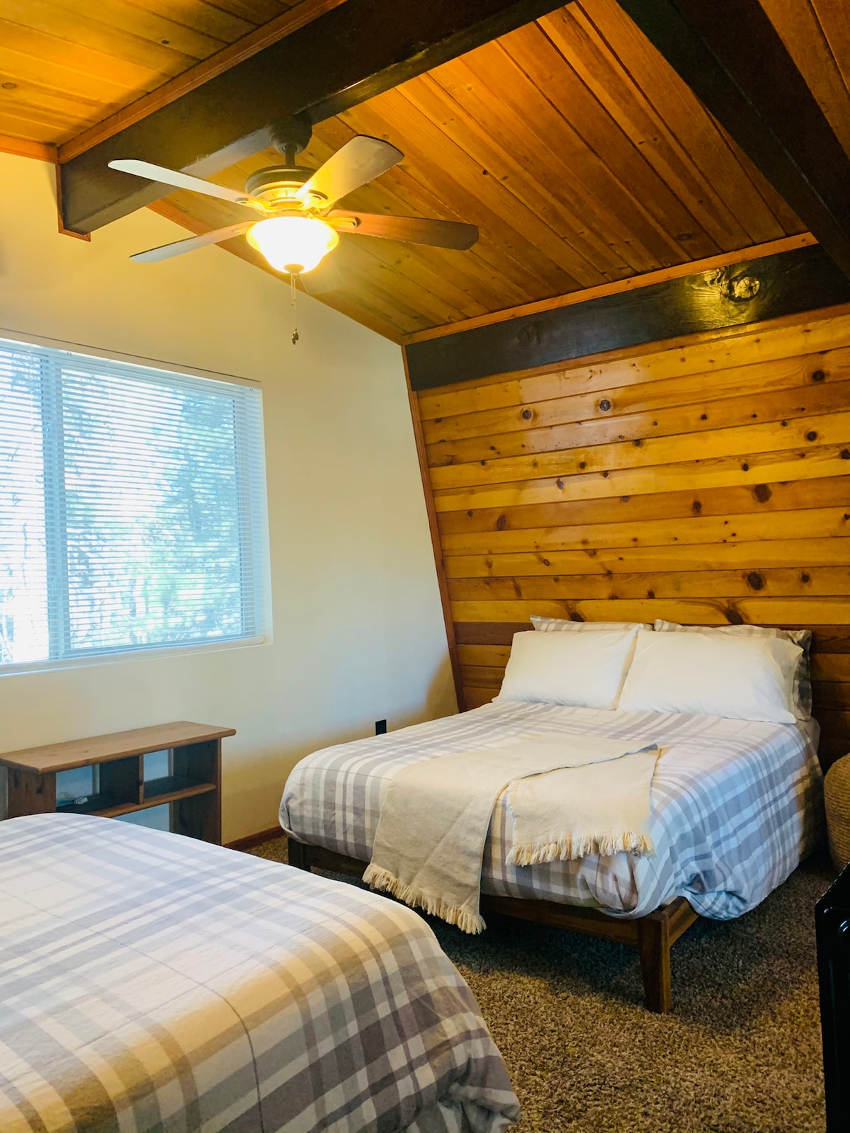 第二间卧室配有两张双人床和一张单人折叠床。