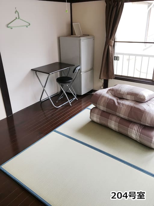 各部屋に窓が有り風が入り衛生的である。
There is a window in each room, wind enters and it is hygienic.
各部屋は鍵が有り個室である。
Each room has a key and is a private room.