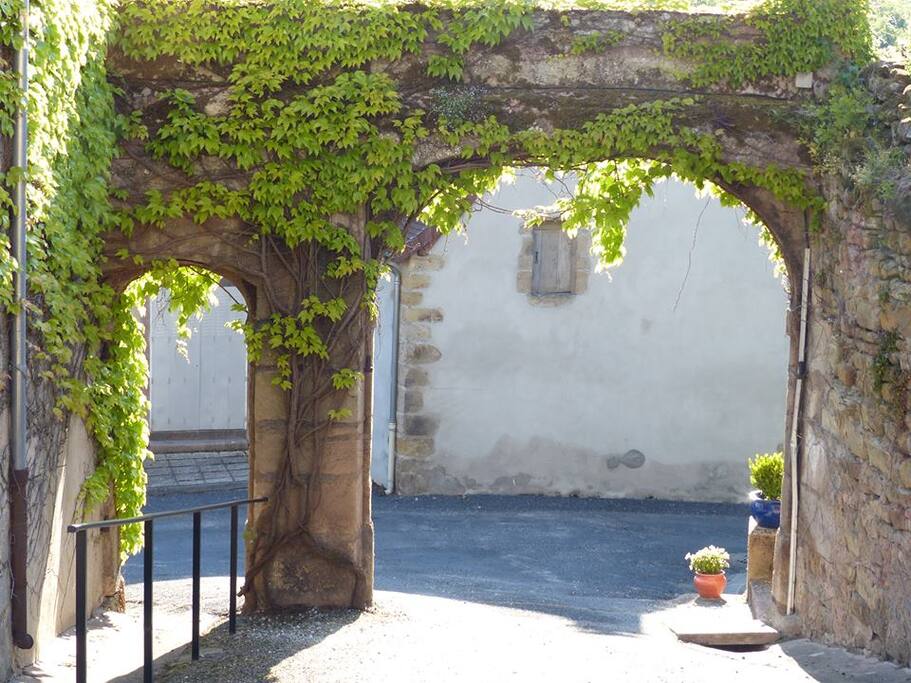 Porche église XIe et XIIe siècles