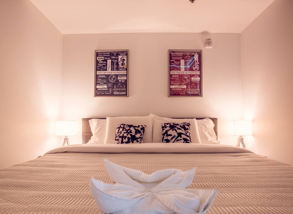 Amazing king size with 12 inches memory foam mattress. Outstanding comfort makes sure you enjoy your sleep.
