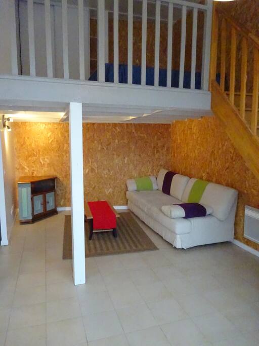 Vue sur le rez-de-chaussée du loft, coin salon