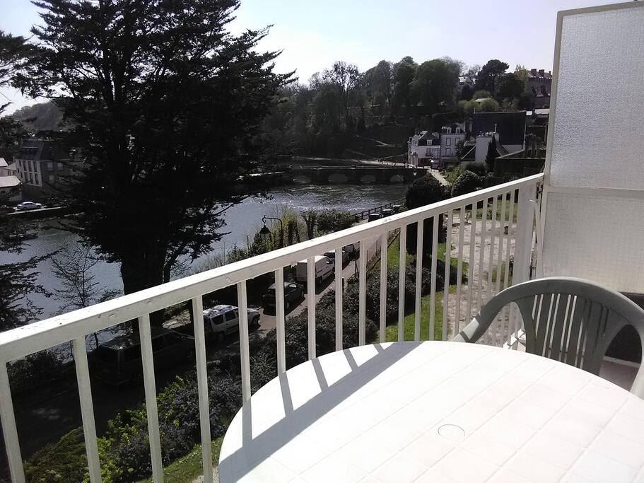 Balcon avec vue sur le port.