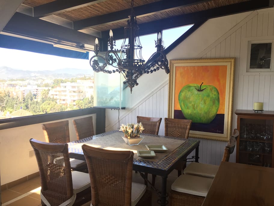 Dinning table in The main terrace // mesa para comer en la terraza principal