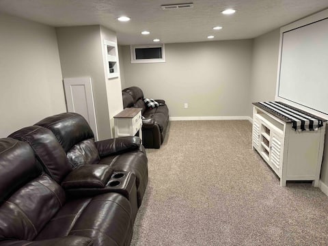 Popular Airbnb listing: Cozy Charmer Cottage - Soak and Relax w/ King Beds in Great Falls