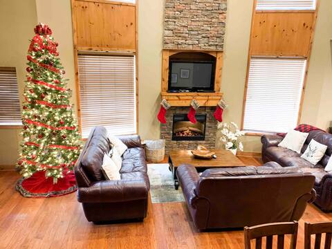 Spacious LODGE! 
Near LAKE & Branson Attractions!
