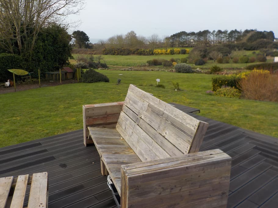 grande terrasse avec salon de jardin et table + 10 chaises