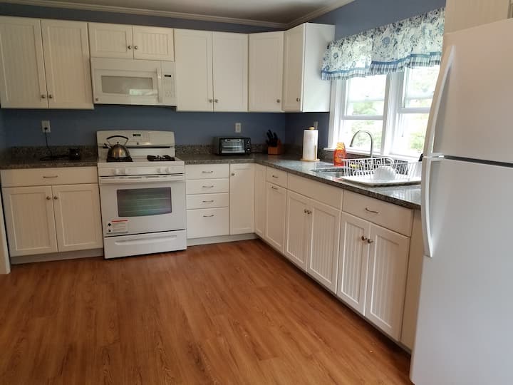 Large Cape Cod Cottage - Dennis, MA