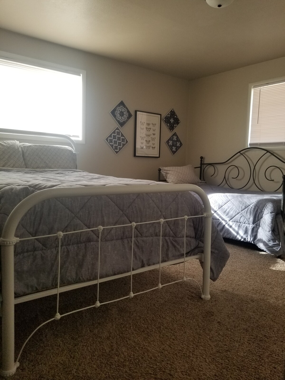 Chumba hiki kinaweza kulala watu wanne. Kuna kitanda chenye ukubwa kamili na vitanda viwili pacha. Godoro moja pacha ni kitanda kidogo chini ya kitanda cha mchana.