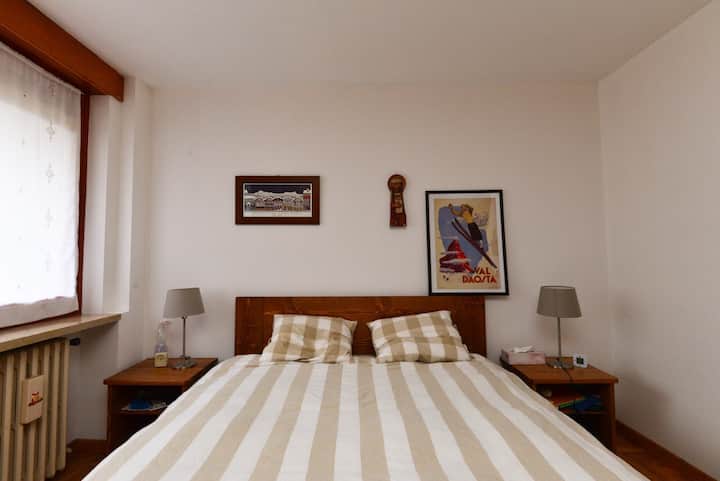 Მთავარი საძინებელი: დიდი ზომის საწოლი 152 × 203 სმ და ერთი ერთადგილიანი საწოლი + ჩაშენებული კარადა