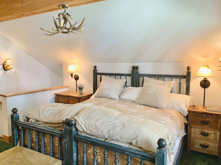 Საძინებელში არის დიდი საწოლი, რომელსაც ქვემოთ პლედები და ბალიშების ასორტიმენტი აქვს.  Მასში არის უჯრის ორი გულმკერდი და თეთრეულის კარადა. Საწოლთან მდგარი სანათები კითხვის საშუალებას იძლევა. Არის ორი ფანჯარა და დამატენიანებელი.  